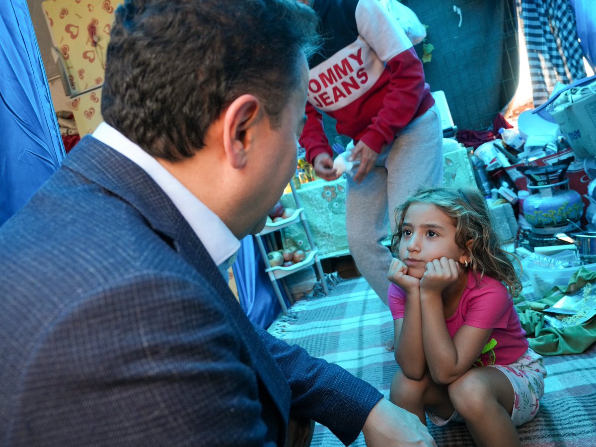 Tanıştırayım, dünyalar güzeli arkadaşımın ismi Meryem.

Her şeyin anormal olduğu, herkesin acılarını içine gömdüğü Antakya’nın harabeye dönmüş sokaklarında karşılaştık.

Beş yaşında. 6 Şubat depremlerinde hayatı ters yüz olan milyonlarca çocuktan biri. Antakya’daki evi yıkıldığı