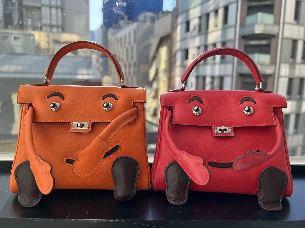 ob_ginza's tweet photo. ケーリードール
🧡ガリバー×オレンジ
◻︎D刻印(2000年)
USED
❤️ガリバー×ルージュ
刻印不明
USED
新しい仲間が増えました🧸💕
ワイヤーで動かせる腕の先に小さな手🖐️
愛らしい表情をするケリードール🎪🫧
#HERMES
#エルメス
#エルパト
#KellyDoll
#orange
#USED
#銀座
#015000058
#101677752 https://t.co/orwv5KAbwb