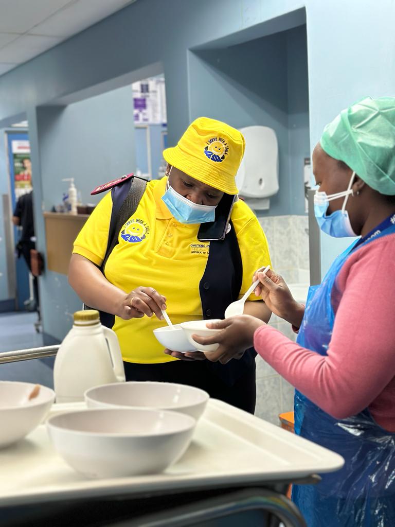 #IServeTuesday
Pholosong Regional Hospital management yesterday took time to visit ward 8A/B and ward 4A/B to assist with serving patients who are unable to feed themselves breakfast.
#ReBaPholosi 
#IServeWithASmile