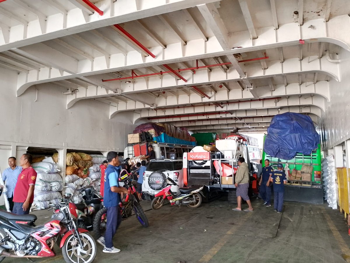 24/10/2023 Kegiatan pengawasan dan pemeriksaan domestik keluar di pelabuhan penyeberangan bajoe oleh petugas
<a href="/BkipmBajoe/">BKIPM BajoeEWAKO</a>
<a href="/BKIPMWilKolaka/">BKIPM Kolaka</a>
#KKPThrive
<a href="/IdjahChadidjah/">Idjah</a>
@BKIPMMakassar