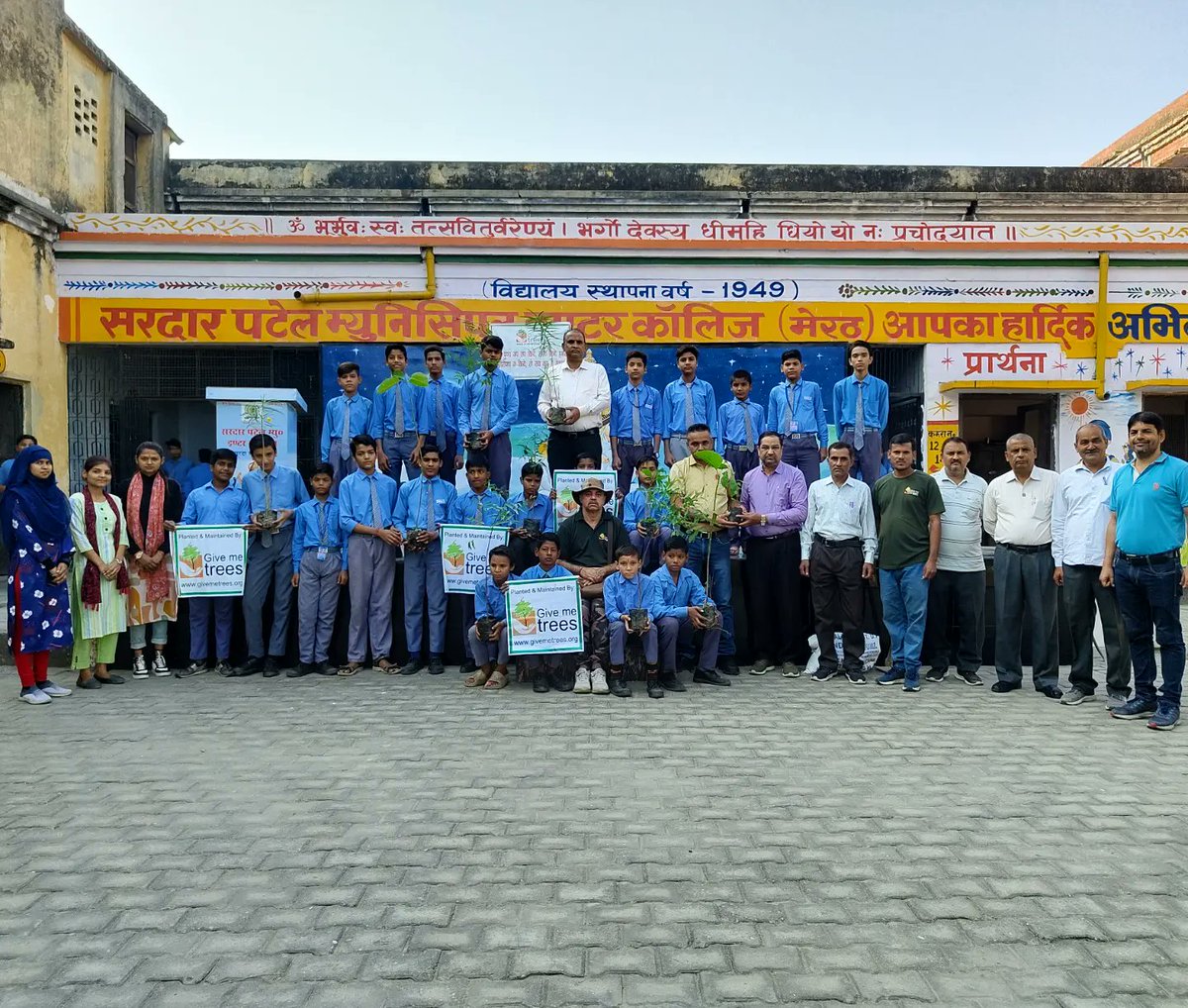 givemetrees's tweet photo. Tree plantation drive and environmenral awareness session was recently organized for the students at Sardar Patel Municipal Inter College in Meerut.
The children took a pledge to plant atleast one tree this month.
#plantatree #greenindia #natureeducation #educatingchildren https://t.co/Y8xuTtOwYn
