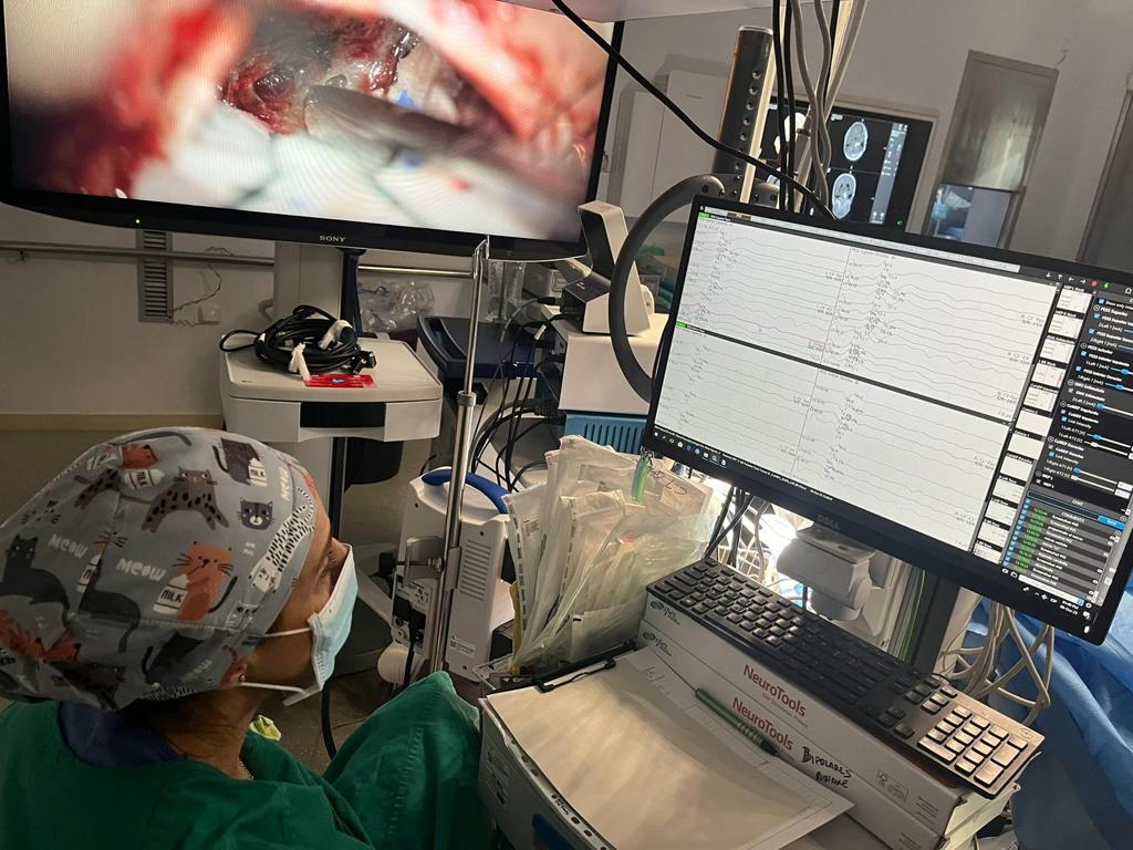 HUReinaSofia's tweet photo. 🥼🧠 ¡Buenos días! En aquellas intervenciones quirúrgicas que puedan poner en riesgo estructuras del Sistema Nervioso, es fundamental garantizar la seguridad del paciente y evitar o minimizar secuelas neurológicas. 

👩⚕️ Hoy destacamos la labor esencial y tan especializada... https://t.co/z9d8FMfpcc