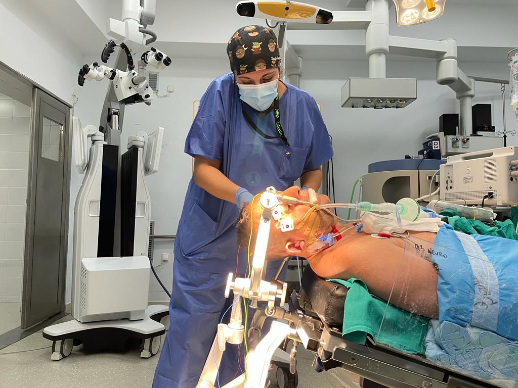 HUReinaSofia's tweet photo. 🥼🧠 ¡Buenos días! En aquellas intervenciones quirúrgicas que puedan poner en riesgo estructuras del Sistema Nervioso, es fundamental garantizar la seguridad del paciente y evitar o minimizar secuelas neurológicas. 

👩⚕️ Hoy destacamos la labor esencial y tan especializada... https://t.co/z9d8FMfpcc