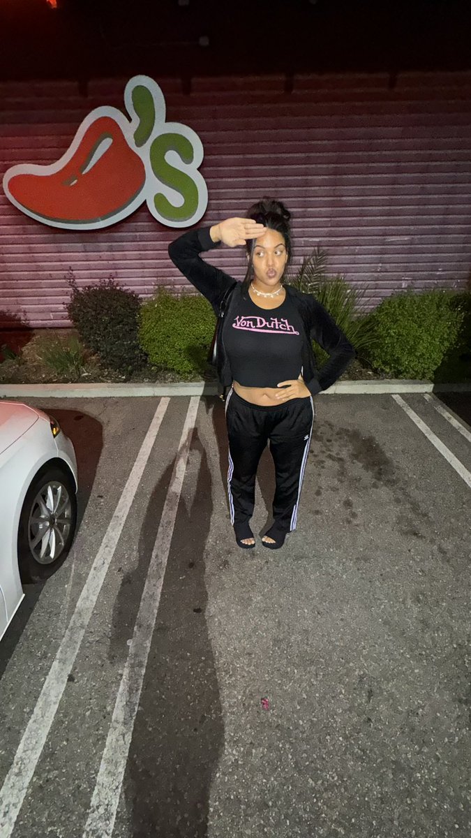 drewsarai's tweet photo. @Chilis we love u and ur barbaritas #chilisgrillandbarbz https://t.co/KM2drI9pob