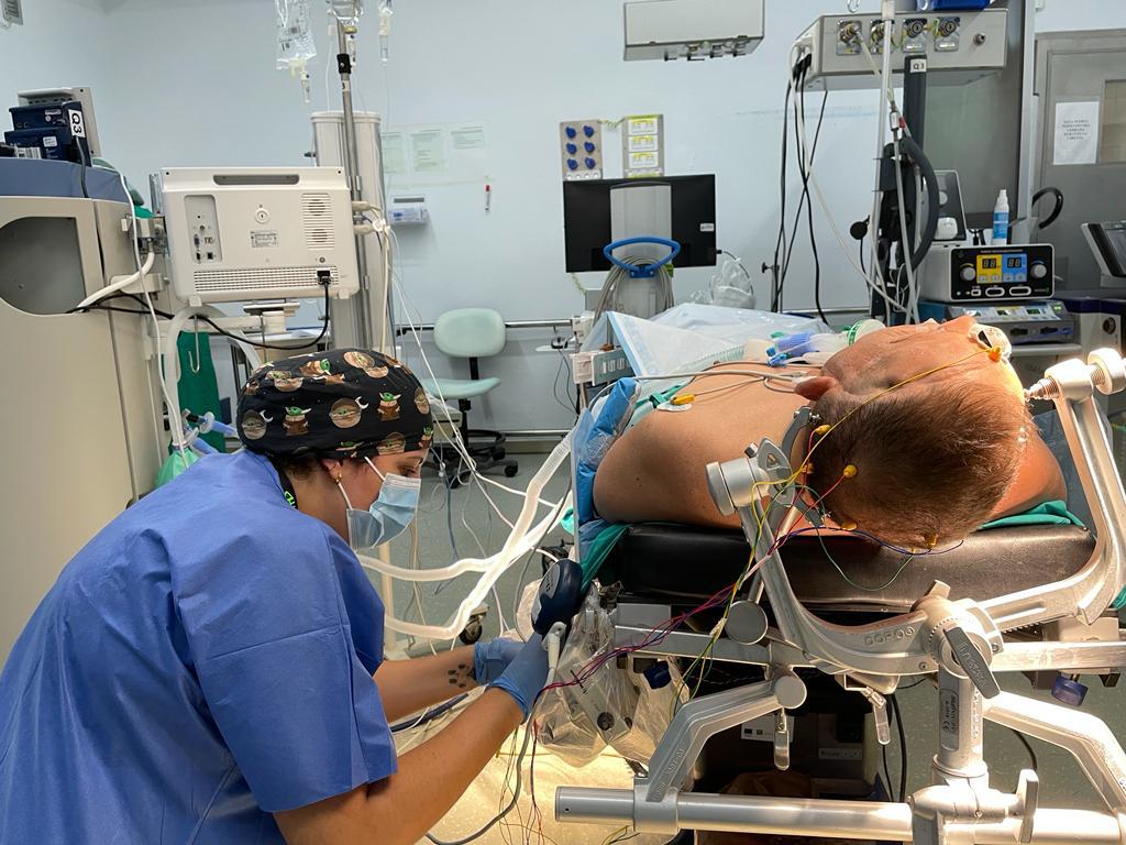 HUReinaSofia's tweet photo. 🥼🧠 ¡Buenos días! En aquellas intervenciones quirúrgicas que puedan poner en riesgo estructuras del Sistema Nervioso, es fundamental garantizar la seguridad del paciente y evitar o minimizar secuelas neurológicas. 

👩⚕️ Hoy destacamos la labor esencial y tan especializada... https://t.co/z9d8FMfpcc