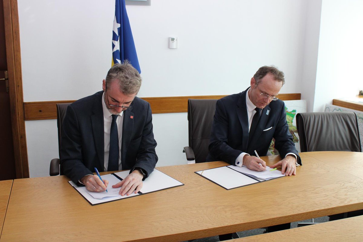 UNDPBiH's tweet photo. @SylvainMerlen, #UNDPBiH RR, and @EdinForto, Minister of @MKPBiH, just signed a Memorandum of Understanding.

🇧🇦 roll out of effective e-services and digital governance and safe sustainable transportation, is catching with EU standards and delivering on #SDGs 9 and 16. https://t.co/lke4ak0V55