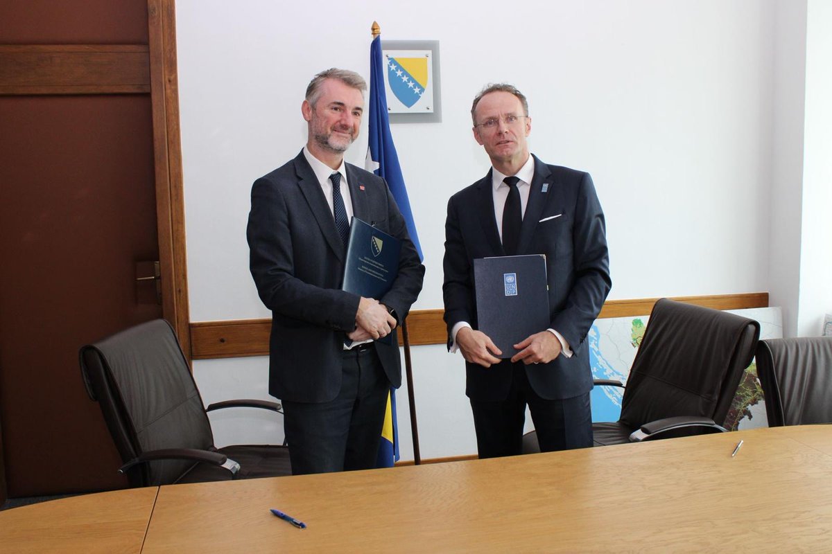 UNDPBiH's tweet photo. @SylvainMerlen, #UNDPBiH RR, and @EdinForto, Minister of @MKPBiH, just signed a Memorandum of Understanding.

🇧🇦 roll out of effective e-services and digital governance and safe sustainable transportation, is catching with EU standards and delivering on #SDGs 9 and 16. https://t.co/lke4ak0V55