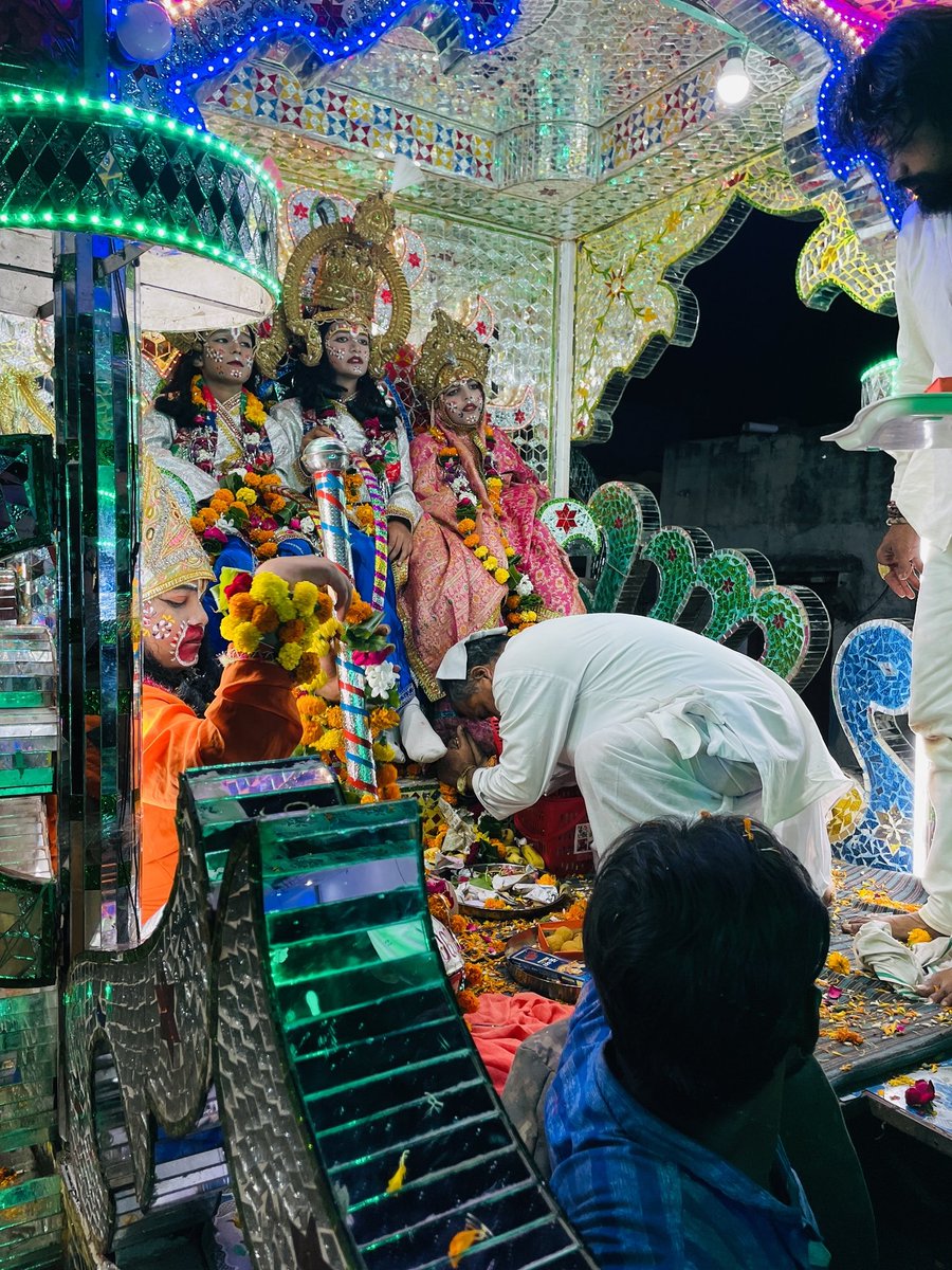 ManojSamtharBJP's tweet image. अधर्म, अन्याय, अत्याचार और आतंक के स्वरूप लंकाधिपति रावण वध के उपरांत प्रभु श्री सीताराम जी सरकार का अपने द्वार पर आरती उतारकर श्री चरणों की रज प्राप्त कर आशीर्वाद प्राप्त किया।

🚩बोलो सियावर राम चंद्र की जय 🚩