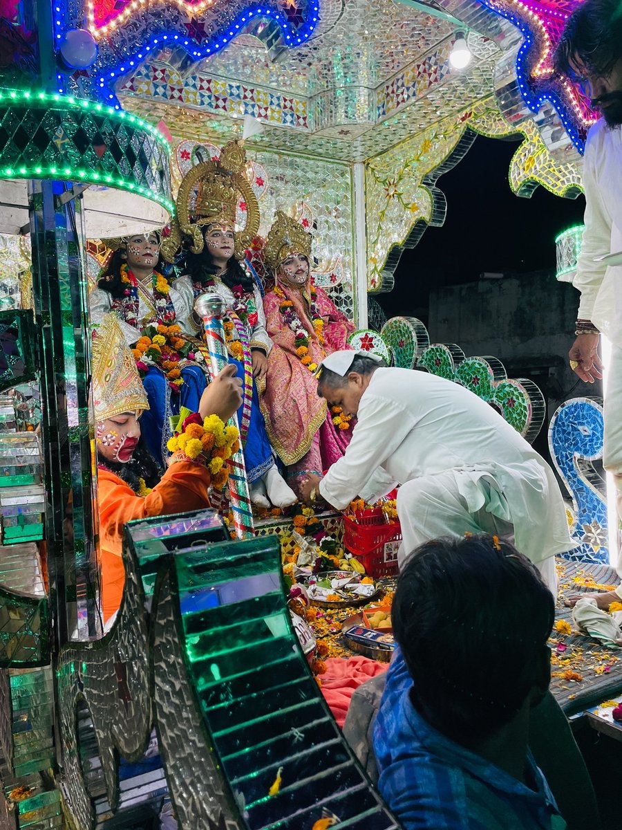 ManojSamtharBJP's tweet image. अधर्म, अन्याय, अत्याचार और आतंक के स्वरूप लंकाधिपति रावण वध के उपरांत प्रभु श्री सीताराम जी सरकार का अपने द्वार पर आरती उतारकर श्री चरणों की रज प्राप्त कर आशीर्वाद प्राप्त किया।

🚩बोलो सियावर राम चंद्र की जय 🚩