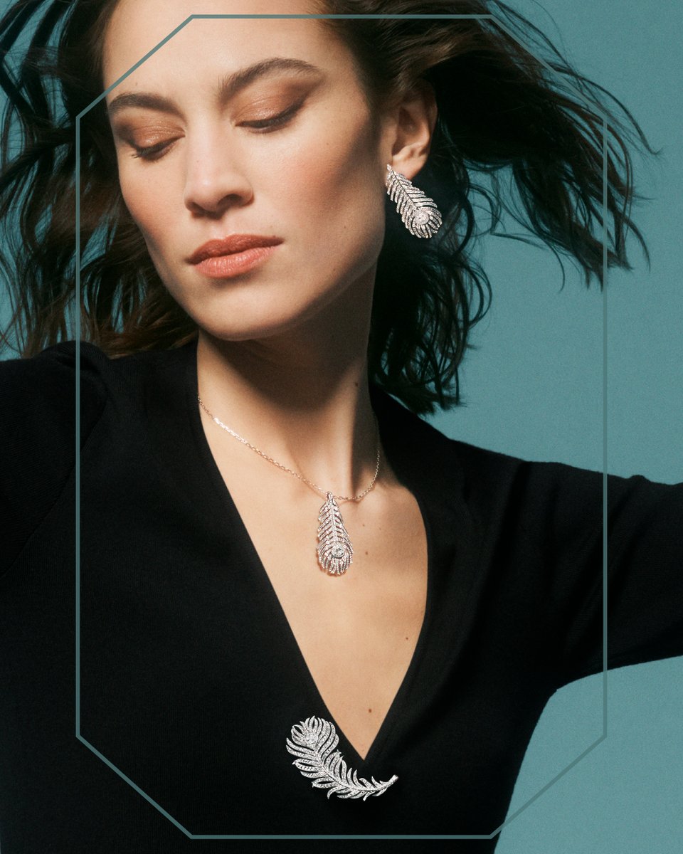 Boucheron's tweet photo. Plume de Paon designs give you a suspended moment. Earrings, necklaces, brooches... it's time to take flight.

#PlumedePaon
#SpreadYourWings https://t.co/SDViMnE0QE
