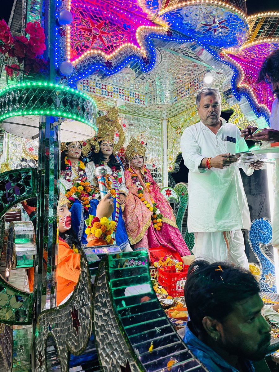 ManojSamtharBJP's tweet image. अधर्म, अन्याय, अत्याचार और आतंक के स्वरूप लंकाधिपति रावण वध के उपरांत प्रभु श्री सीताराम जी सरकार का अपने द्वार पर आरती उतारकर श्री चरणों की रज प्राप्त कर आशीर्वाद प्राप्त किया।

🚩बोलो सियावर राम चंद्र की जय 🚩