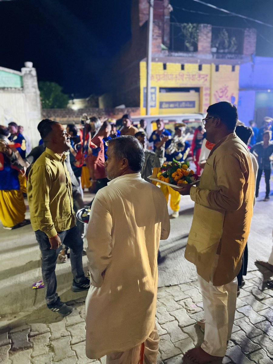 ManojSamtharBJP's tweet image. अधर्म, अन्याय, अत्याचार और आतंक के स्वरूप लंकाधिपति रावण वध के उपरांत प्रभु श्री सीताराम जी सरकार का अपने द्वार पर आरती उतारकर श्री चरणों की रज प्राप्त कर आशीर्वाद प्राप्त किया।

🚩बोलो सियावर राम चंद्र की जय 🚩