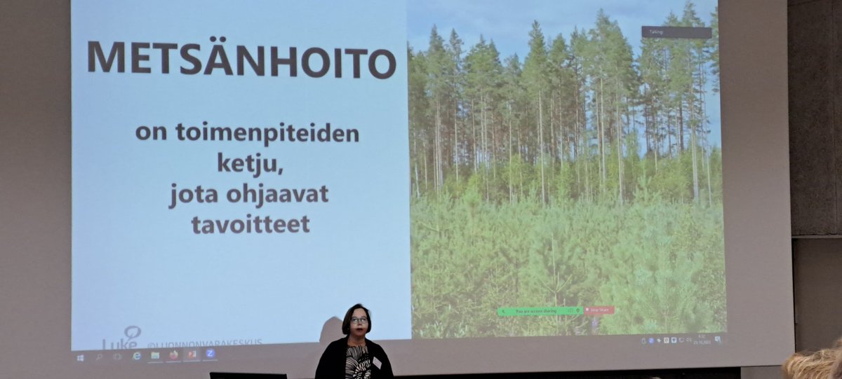 Tänään kuuntelemassa #metsätiede2023 päivässä mielenkiintoisia esityksiä aiheesta 'Ilmastonmuutos metsässä'. @HuuskonenSaija kiteytti hyvin, että me tarvitsemme erilaista metsänhoitoa saavuttaaksemme eri tavoitteet.