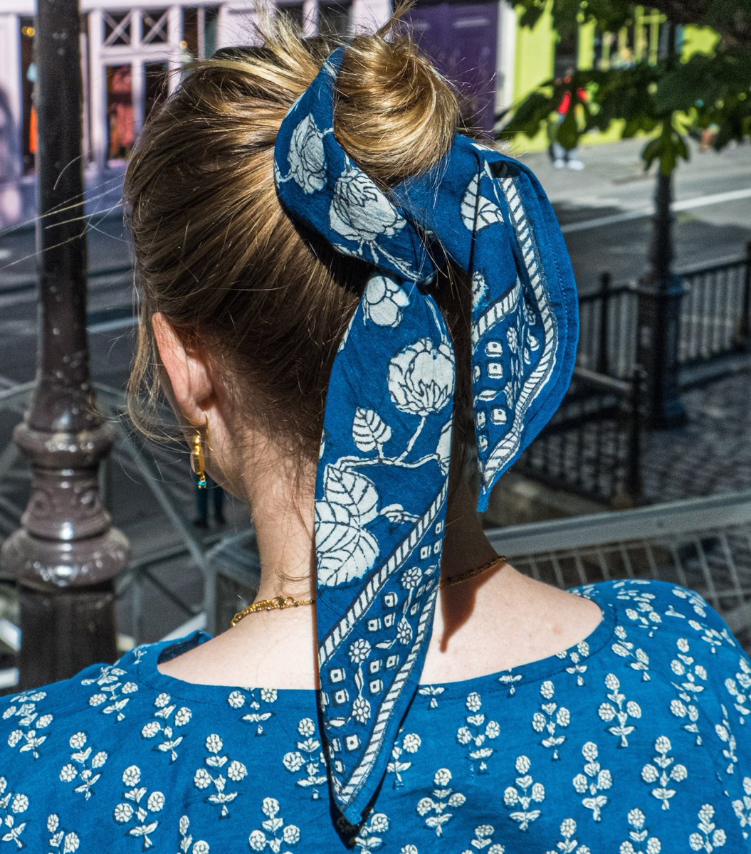 ElganceBeaut1's tweet photo. Accessoire pop aux ascendances militantes, le bandana des années 90 renaît du fond de nos tiroirs pour exhiber de nouveau son mythique imprimé, sur nos têtes comme...sur nos pieds. https://t.co/4fmSHApfFD