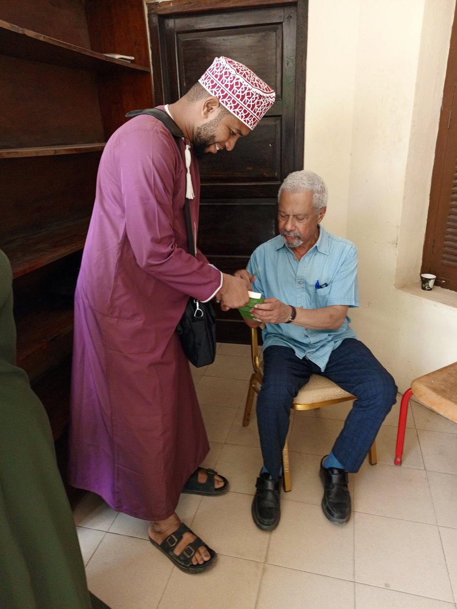 ALLYHILAL's tweet photo. Nikikabidhiwa nakala yangu ya Riwaya ya Peponi iliyoandikwa na Profesa Abdulrazak Gurnah na kutafsiriwa na Dr. Ida Hadjivayanis. Ilikuwa bahati kubwa kukutana na Magwiji hawa wa fasihi. https://t.co/kY8ZTqIiuM