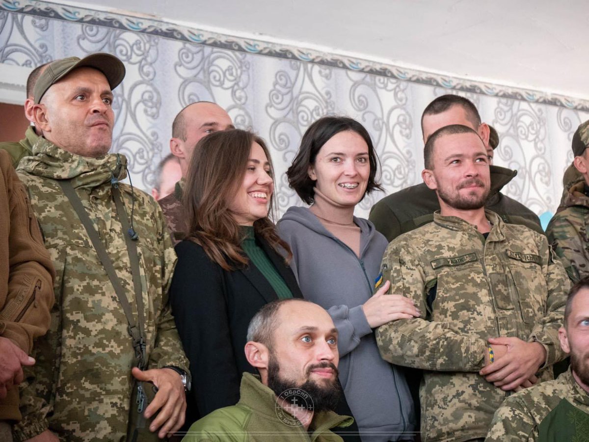 BohunBrigade's tweet photo. Stocky and tough tank crew. Cheering them up is a difficult task, but not for the charming stand-up artist Leea Mandzyuk, who visited the tank battalion of Bohun Brigade together with the Cultural Airborne. https://t.co/isVLoNQvcD