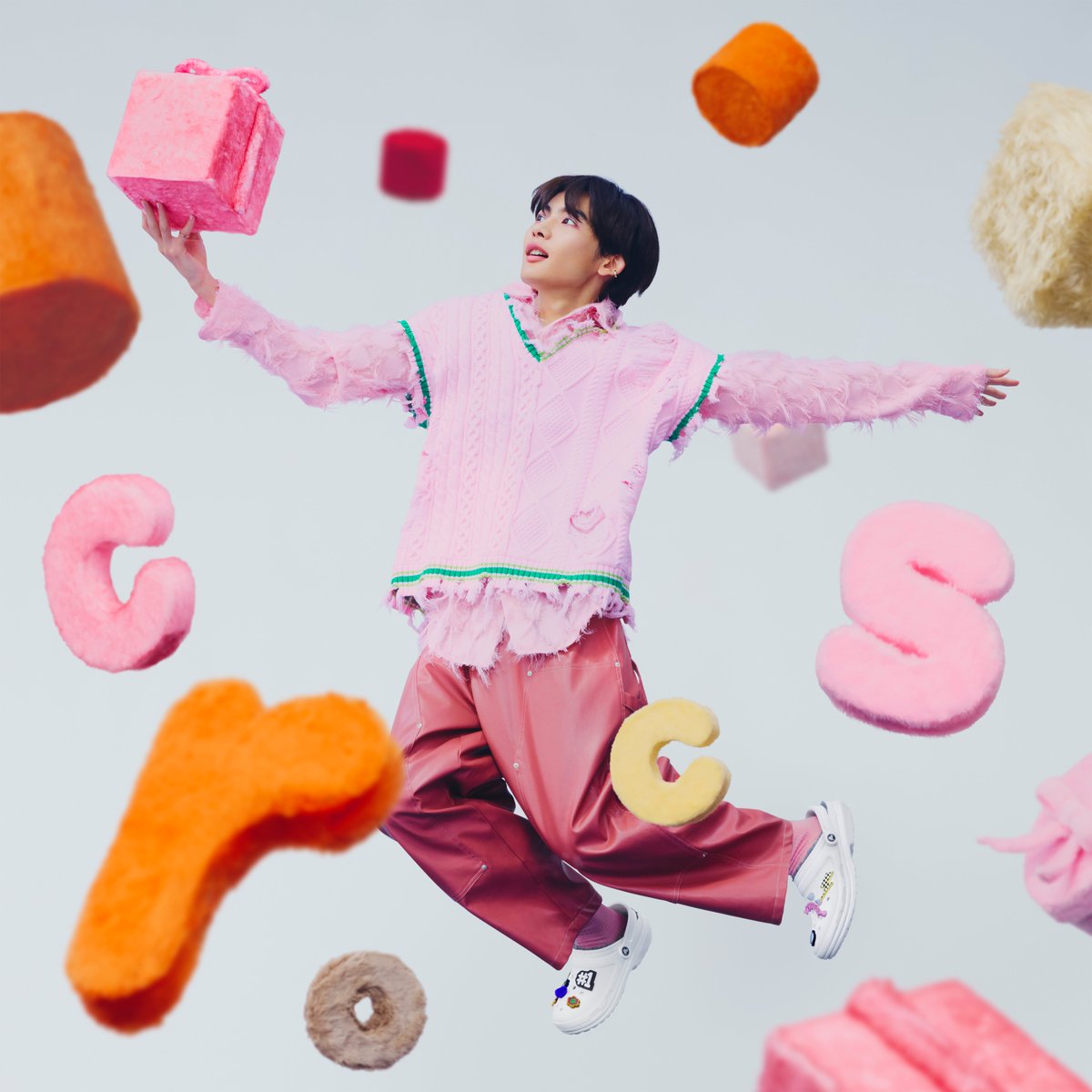 crocsJP's tweet photo. 身も心も温まるギフトにぴったりな
ラインドクロッグ👟🎁
ホリデーシーズンに向けて、
ジビッツで特別な一足を作って
大切な人に贈りませんか？💜

-NOA-
@noamusic_japan https://t.co/Tmp9XXwxUW