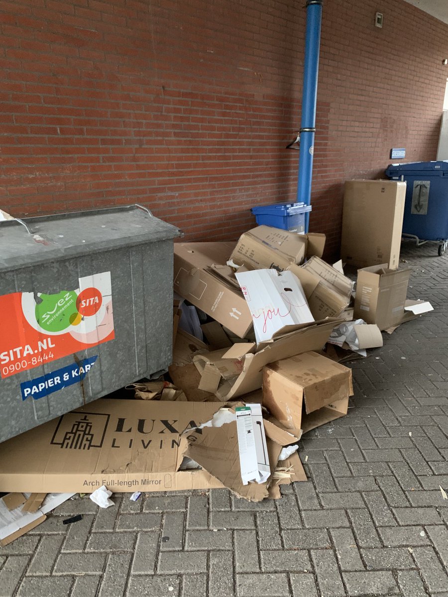 ⁦@Handhavers_HLMR⁩ Dit lijkt erg op bende die ik vorige week aantrof. (achterkant boekhandel Stevens)