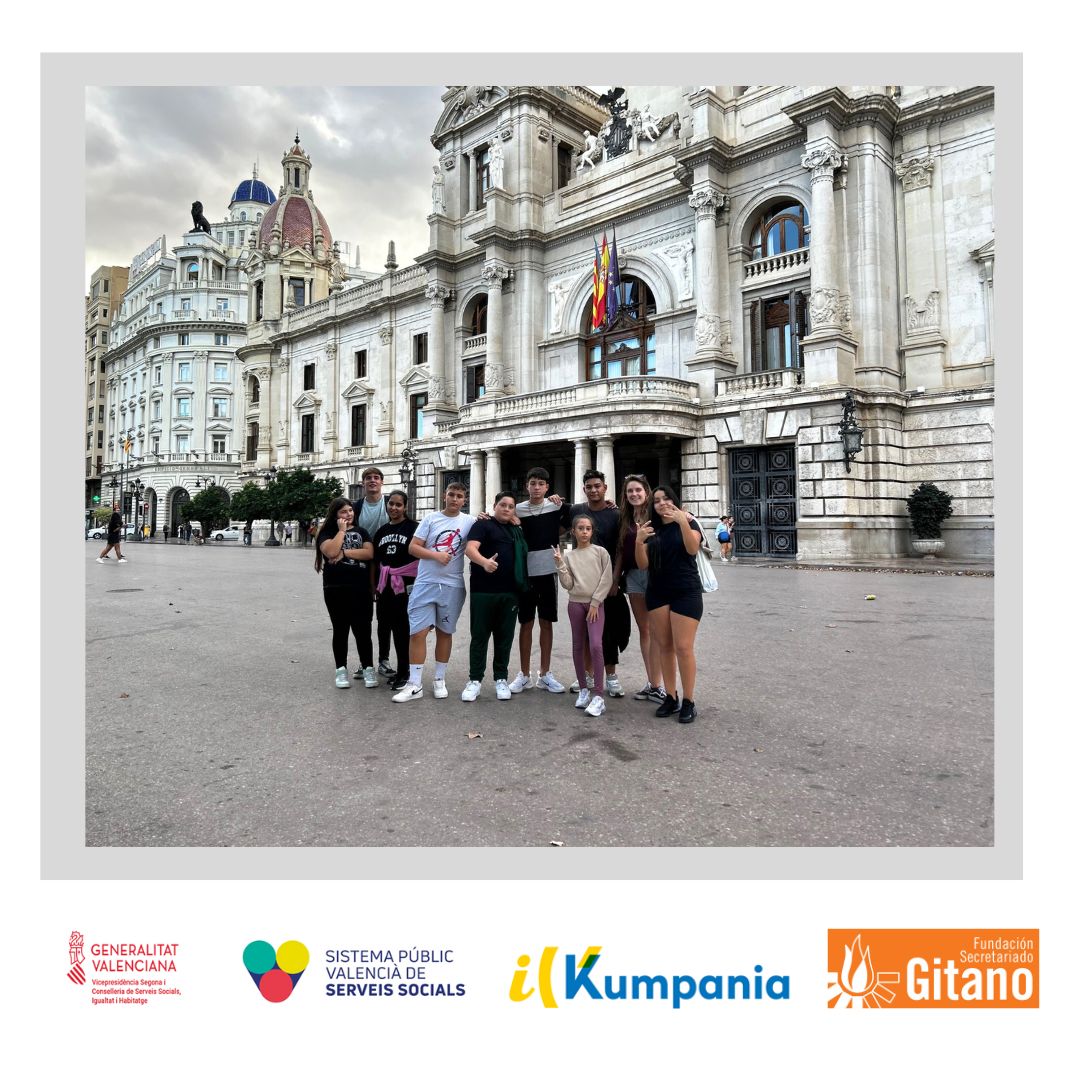 gitanos_org_PAT's tweet photo. El alumnado de secundaria de #ImpulsaKumpania se lo pasó de cine viendo la peli CampeoneX y paseando por el centro de Valencia. @AytoPaterna @GVAinclusio #FSE+ @GVAeducacio https://t.co/6vw5m1KqUH