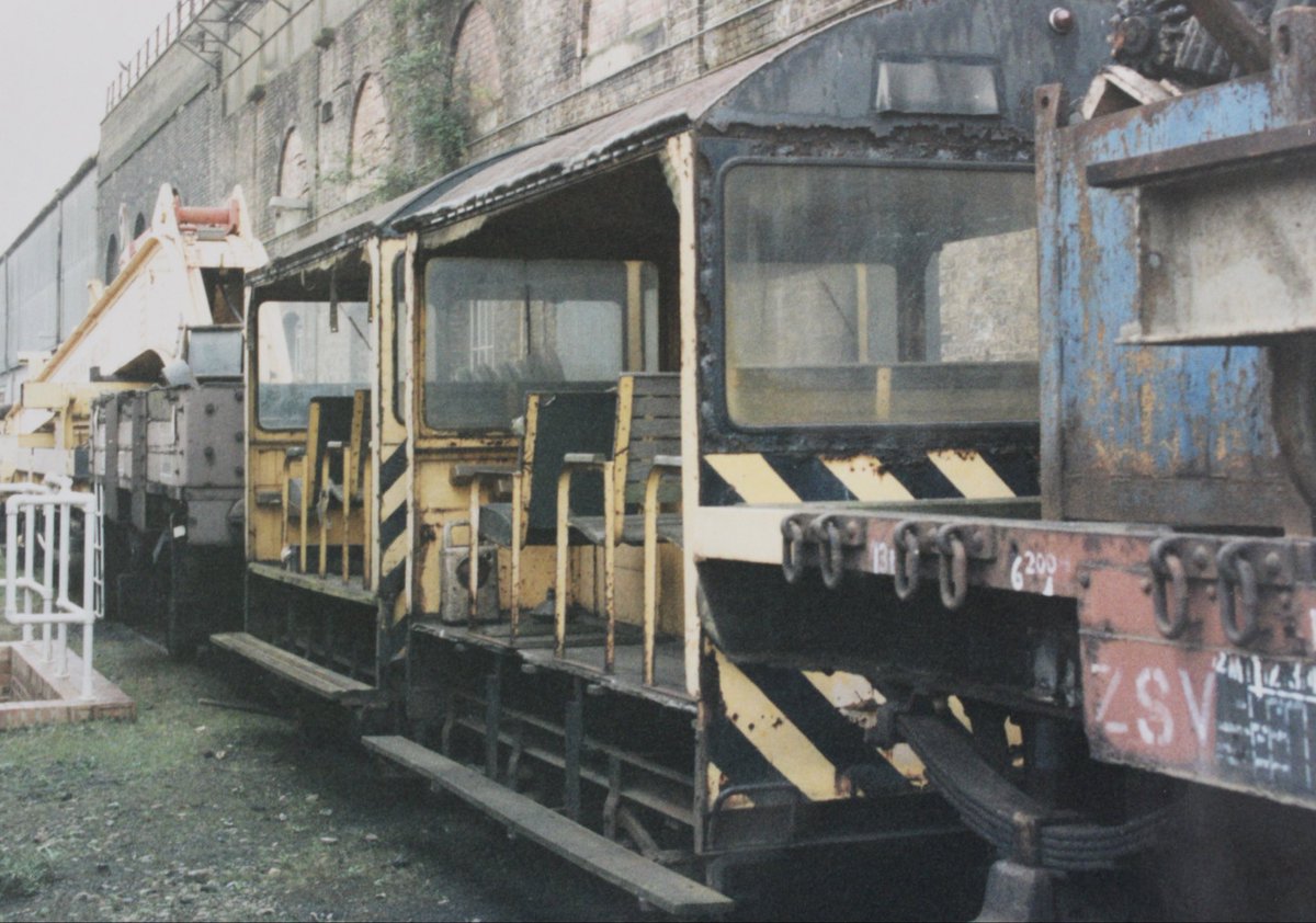 LeicRailAle170's tweet photo. #WickhamWednesday 68071 & 68090 at Ashford Crane Shops 6.6.92 https://t.co/UxtGoGvPx8