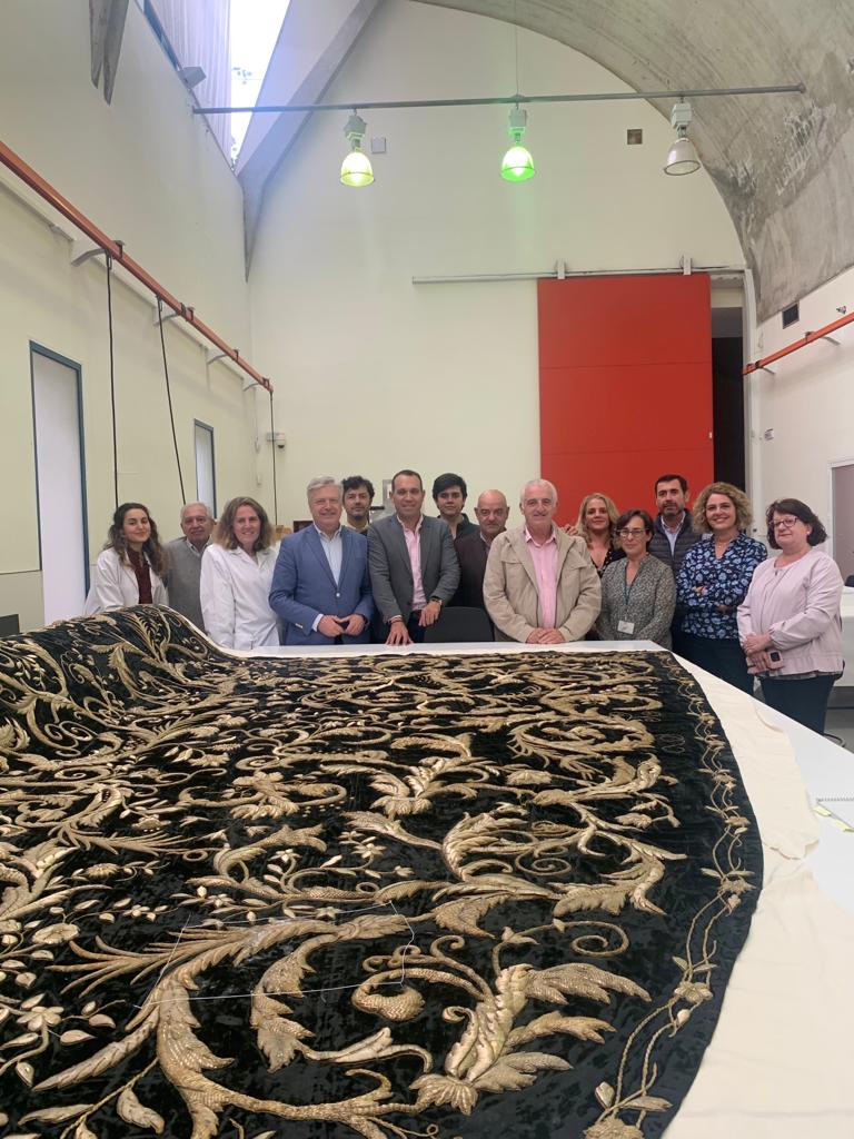 IAPHpatrimonio's tweet photo. En la tarde de ayer se reunió la comisión mixta de seguimiento para la #restauración del manto de la Virgen del Pasmo, titular de la @hdadlamadruga de Bollullos Par del Condado (Huelva), integrada por representantes del @IAPHpatrimonio @CulturaAND y de la corporación bollullera. https://t.co/j8GiDIOMsH