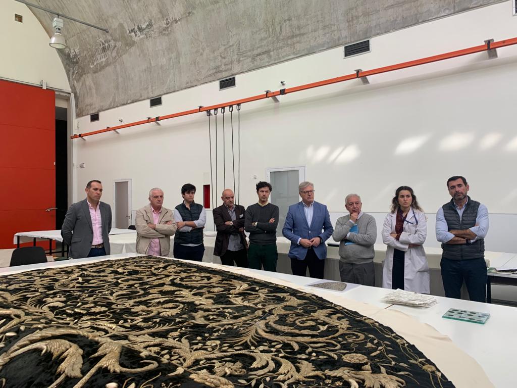 IAPHpatrimonio's tweet photo. En la tarde de ayer se reunió la comisión mixta de seguimiento para la #restauración del manto de la Virgen del Pasmo, titular de la @hdadlamadruga de Bollullos Par del Condado (Huelva), integrada por representantes del @IAPHpatrimonio @CulturaAND y de la corporación bollullera. https://t.co/j8GiDIOMsH