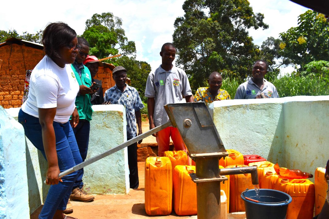 MaisondesServic's tweet photo. A Begoua l’une des communes de Bangui, ACRED et A3D ont réhabilité deux forages grâce au financement de l’@UE dans le cadre du programme REPASOCC.
@f_hantarinivo @NdotigaF https://t.co/sdU4d32WXx
