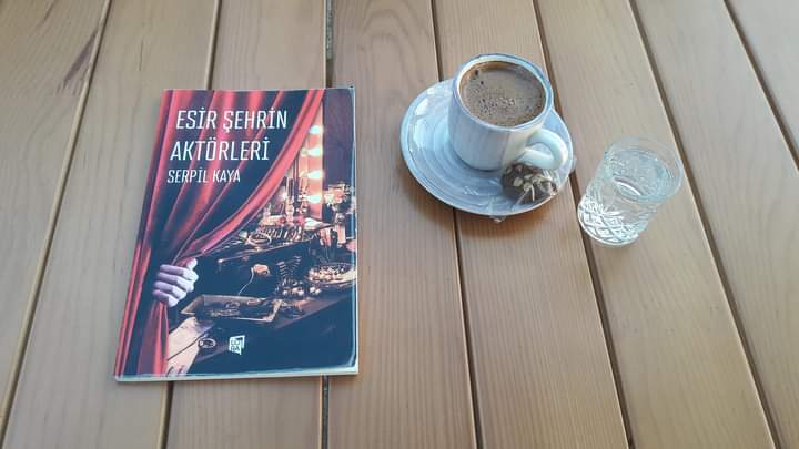 Serpil__Kaya's tweet photo. "Yine sana arsız, haylaz ve uçsuz bucaksız mektuplar yazdığım bir gecenin tam ortasındayım. Kahvem yine soğuk , tadı yine buruk."
#EsirŞehrinAktörleri #SerpilKaya #Tiyatro #Kitap #TiyatroMetni #FloraKitap https://t.co/tJWZ7aSNii