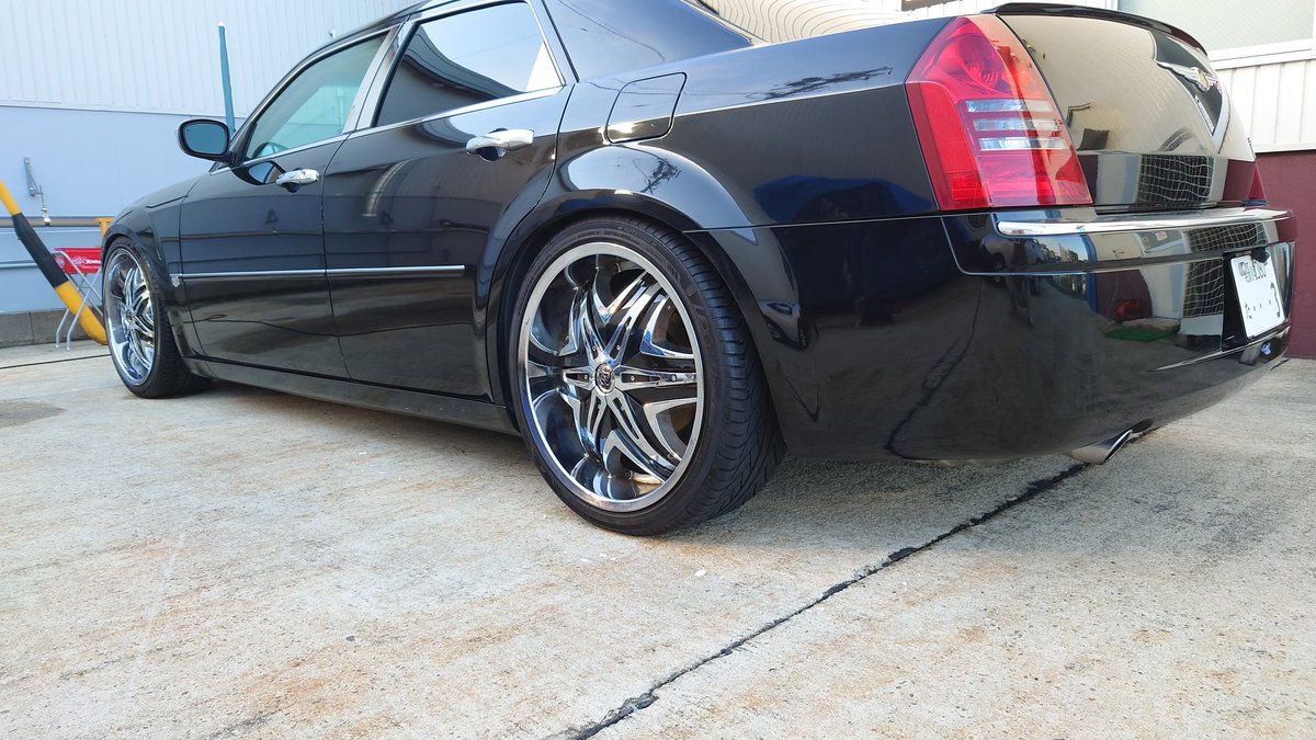 drummerguma's tweet photo. 久しぶりに手洗い洗車完了!
ワックスまでやりきりましたYO!
#chrysler #クライスラー #300c #洗車 #手洗い洗車 #シャンプー #水洗い #wax #ワックス #coating #コーティング #ピカピカ #久しぶり #5700cc #v8 #hemi #22inch #22インチ #ローダウン #爆音 #左ハンドル #アメ車 #アメリカ車 #アングル https://t.co/pa2KEZ81I1