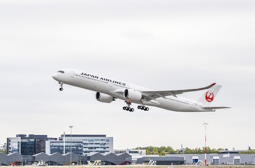 Airbus's tweet photo. Stunning ! Check out @JAL_Official_jp's first A350-1000 as she completes her first flight in preparation for her upcoming delivery 🛫
We look forward to seeing her flying high as the airline's new international flagship aircraft alongside her #A350 siblings. https://t.co/4M1JLCbBRb