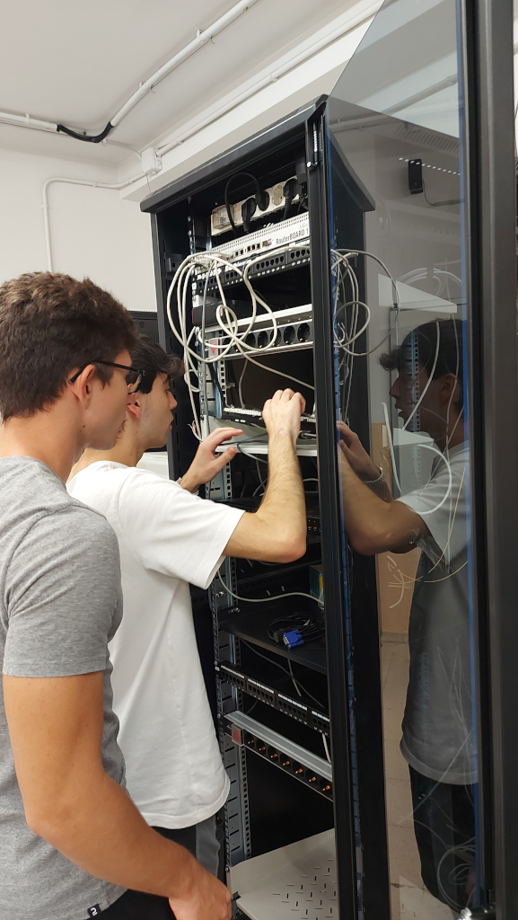 insmontsia's tweet image. Tant el Cicle Mitjà (SMiX) com el Cicle Superior (ASiX) d&apos;informàtic han iniciat el curs en projectes globalitzats, s&apos;integren situacions reals d&apos;aprenentatge a l&apos;aula per intentar maximitzar les seves capacitats competencials. Molts d&apos;ànims alumnes!  #ciclesformatius #amposta