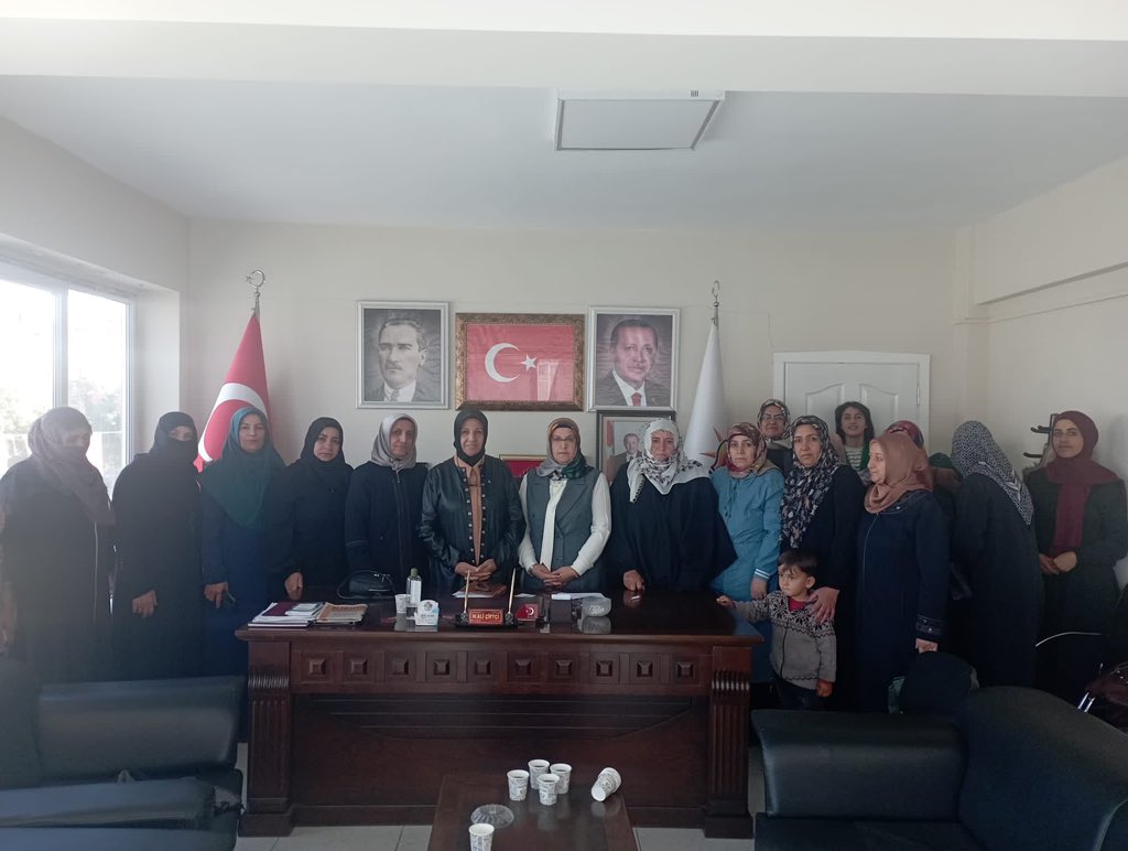 akkadinvann's tweet photo. 📍ÇALDIRAN
Başkanımız @havvaduran65 Riyasetinde;İlçe Koord #HaticeCAN İlçe K.K Başk @FilizCinarbay ve İlçe Y.K Üyeleri ile;Yerel seçime yönelik çalışmalarımız da izleyeceğimiz yol haritasını ele alarak değerlendirdiğimiz,toplantımızı gerçekleştirdik. https://t.co/8sx5gxY0Uq