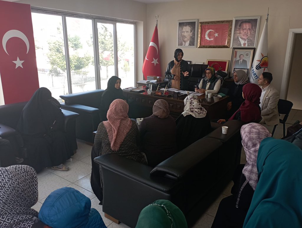 akkadinvann's tweet photo. 📍ÇALDIRAN
Başkanımız @havvaduran65 Riyasetinde;İlçe Koord #HaticeCAN İlçe K.K Başk @FilizCinarbay ve İlçe Y.K Üyeleri ile;Yerel seçime yönelik çalışmalarımız da izleyeceğimiz yol haritasını ele alarak değerlendirdiğimiz,toplantımızı gerçekleştirdik. https://t.co/8sx5gxY0Uq