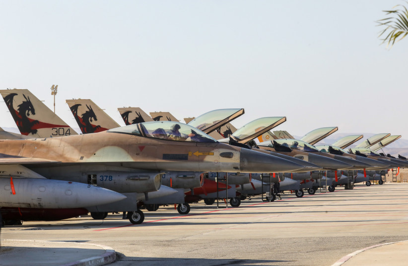 Defensa_Israel's tweet photo. Guerra en #Israel ⚡️
🇮🇱🔥🇵🇸🇱🇧🇾🇪🇸🇾🇮🇷
Resumen de lo acontecido a la mañana del 25/10:
- Israel está haciendo un uso muy intensivo de sus escuadrones de UAVs armados (drones) en todos los frentes, en especial en el norte.
- Tzahal ha presentado imágenes que muestran como Hamas ha colocado barricadas en ciertas rutas para evitar el desplazamiento de los gazatíes del norte hacia las zonas seguras en el sur.
- A lo largo de la noche Israel ha continuado bombardeando con artillería y aviones todo lugar asociado con el Hamas-Daesh en Gaza.
- Durante los combates de anoche en Jenin (Yenin), Cisjordania, por lo menos tres terroristas han muerto.
- Australia envía a Medio Oriente dos C-130J Hércules que se unen al C-17A Globemaster y al cisterna KC-30 que ya se encuentran en la zona.
- La Policía de Israel esta arrestando sistemáticamente a los árabes-israelíes que realizan comentarios en redes sociales a favor de Hamas.
- Se está evaluando en Israel imponer la pena de muerte a los terroristas capturados, un castigo que solo se había aplicado hasta ahora a los criminales de guerra nazis.
- Tras las desafortunadas declaraciones del Jefe de la ONU, Guterres, Israel ha comenzado a anular las visas de entrada al personal de esa organización.
- Hassan Nasrallah, líder de Hezbollah, se reúne con Ziad Nakhaleh, uno de los lideres de la Yihad Islámica, y con Saleh al Arouri, miembro del politburó del Hamas-Daesh, para discutir los "pasos a dar para lograr la victoria en Gaza".