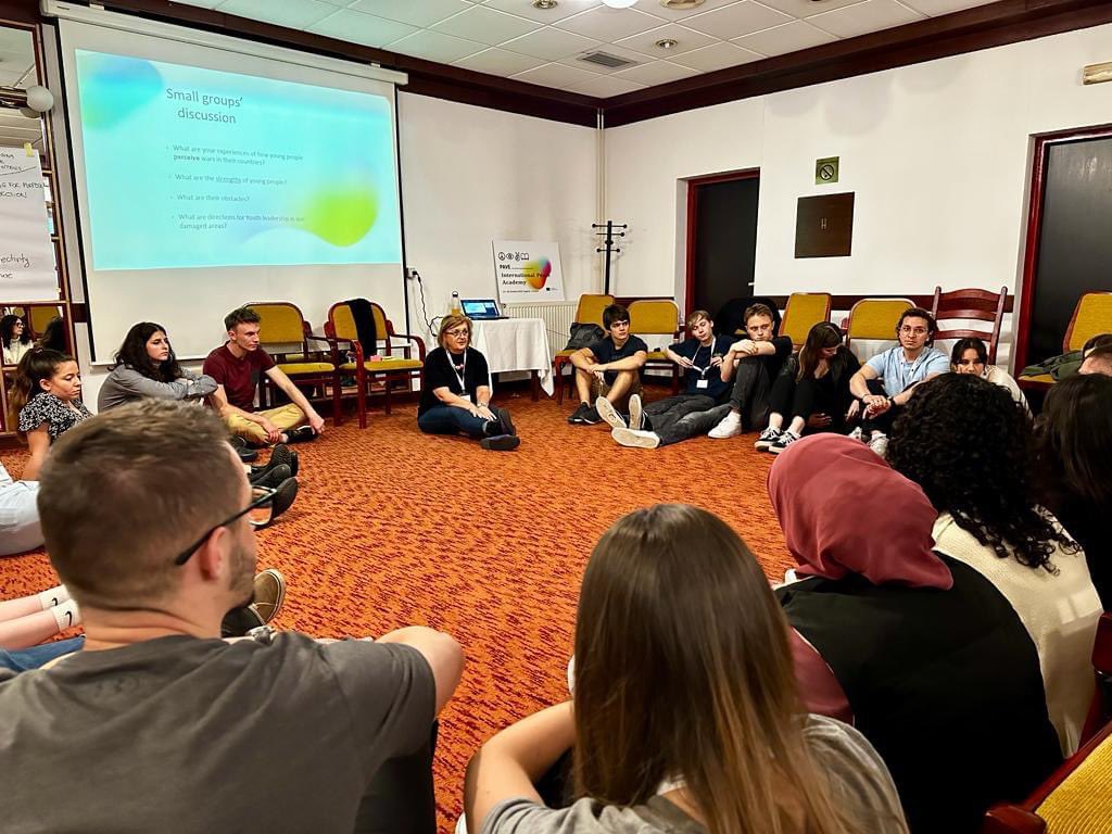 AEXCID_'s tweet photo. 🇪🇺 Los participantes del #PaveProject de #ErasmusPlus continúan en la Academia #Internacional de #Paz profundizando en las realidades de los Balcanes y la universidad de #Mariupol tras la invasión rusa. 

@Junta_Ex @presidenciaEXT @ALDAeurope @mgu_mariupol #CooperacionExtremeña https://t.co/fs4BprQUdz