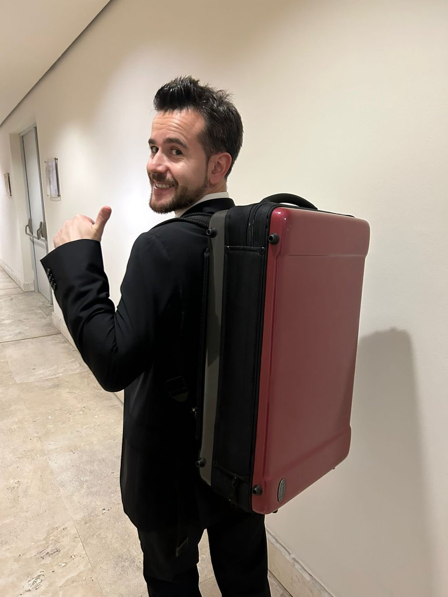 > Gracias a Alfonso González Barquín por estas maravillosas fotos con su estuche para 3 🎺‼️ Él está encantado y nosotros más ‼️

>> Thanks to Alfonso González Barquín for these wonderful photos with his case for 3 🎺‼️ He is delighted and we are even more so ‼️