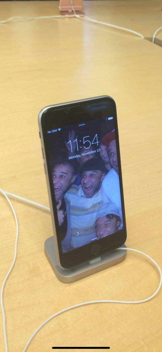 iamdetboi's tweet image. Ah reminiscing on the time I set all the iPhones backgrounds to this in the Apple Store New York  #TheSimpleThings