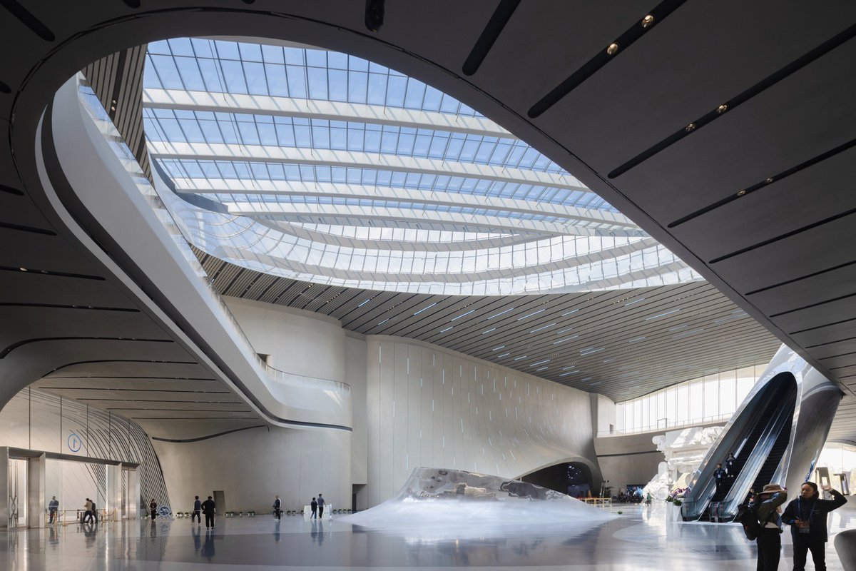 ArchDaily's tweet photo. The Chengdu Science Fiction #Museum, spanning 59,000 sq. m, features versatile event spaces, a sky-lit atrium, and a large window facing #Xiling Mountain for a seamless connection with its surroundings. https://t.co/FgzRo2F1sj #architecture #facade https://t.co/suOuEn5Ci8