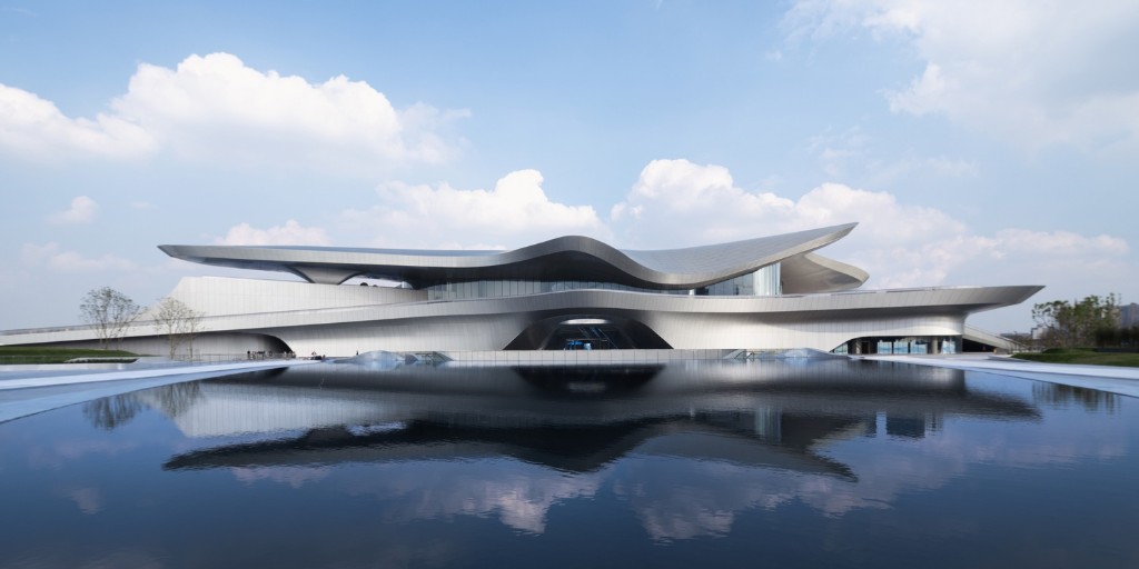 ArchDaily's tweet photo. The Chengdu Science Fiction #Museum, spanning 59,000 sq. m, features versatile event spaces, a sky-lit atrium, and a large window facing #Xiling Mountain for a seamless connection with its surroundings. https://t.co/FgzRo2F1sj #architecture #facade https://t.co/suOuEn5Ci8