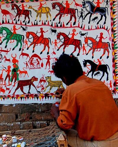 InfoGujarat's tweet photo. #DidYouKnow
#Pithora Wall Painting is ritualistic painting is practiced by the Rathwa, Bhils & Bhilala tribes of #Gujarat
No two paintings are ever similar, as they have different color combinations, floral patterns, & symmetry in murals.
#TribesofGujarat #KnowyourTribes https://t.co/r9H0sQjMjV