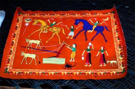 InfoGujarat's tweet photo. #DidYouKnow
#Pithora Wall Painting is ritualistic painting is practiced by the Rathwa, Bhils & Bhilala tribes of #Gujarat
No two paintings are ever similar, as they have different color combinations, floral patterns, & symmetry in murals.
#TribesofGujarat #KnowyourTribes https://t.co/r9H0sQjMjV