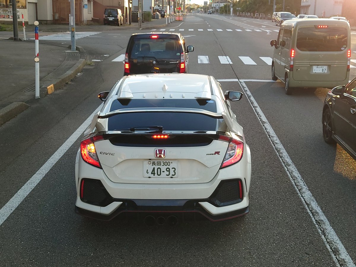 HTakapi's tweet photo. こいつ、おバカさんなんです！
追い越し禁止の所でぶち抜いて行ったんだけど自分に追いつかれて右側の車を抜く予定だったみたい、でもこの交差点左折専用なのよwww
結局左折して脇道に入って国道に戻って行ったꉂ🤣𐤔 https://t.co/T1sMH6K4rJ