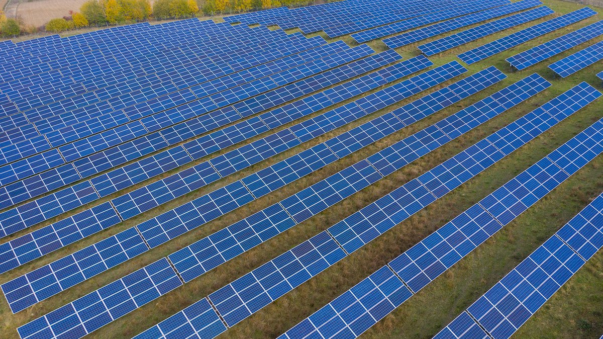 MotivaOy's tweet photo. Suurten #aurinkovoima'loiden tuotantokapasiteetti voi olla jopa 190-kertainen vuoteen 2030 mennessä. Jos kaikki nyt suunnitteilla olevat voimalat toteutuvat, yhteenlaskettu teho voi olla jopa yli 9 500 MW:ia vuonna 2030. #aurinkosähkö
https://t.co/xz6dZtOB1v https://t.co/lhFSZ6Qi3Z