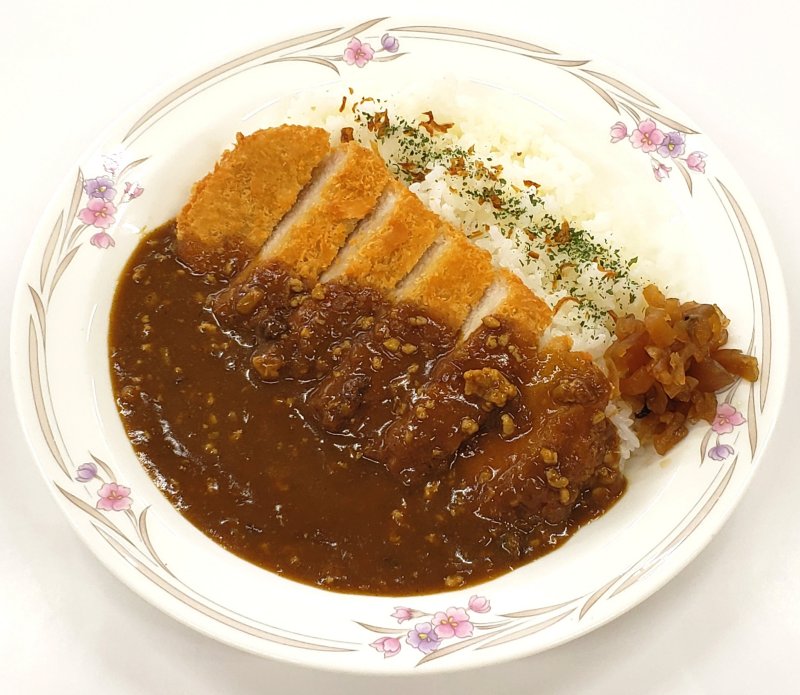 abashirisuisan's tweet photo. 「人気メニューのご紹介」食べ応え���あるカツカレー！
サクサク衣でフライにしたトンカツは食感も良く食べ応えも十分です。特製のカレールーの旨味と風味がマッチして、お手頃価格のカツカレーを一度お試し下さい♪
#北見 #網走水産直売所 https://t.co/A9JHstPxwQ