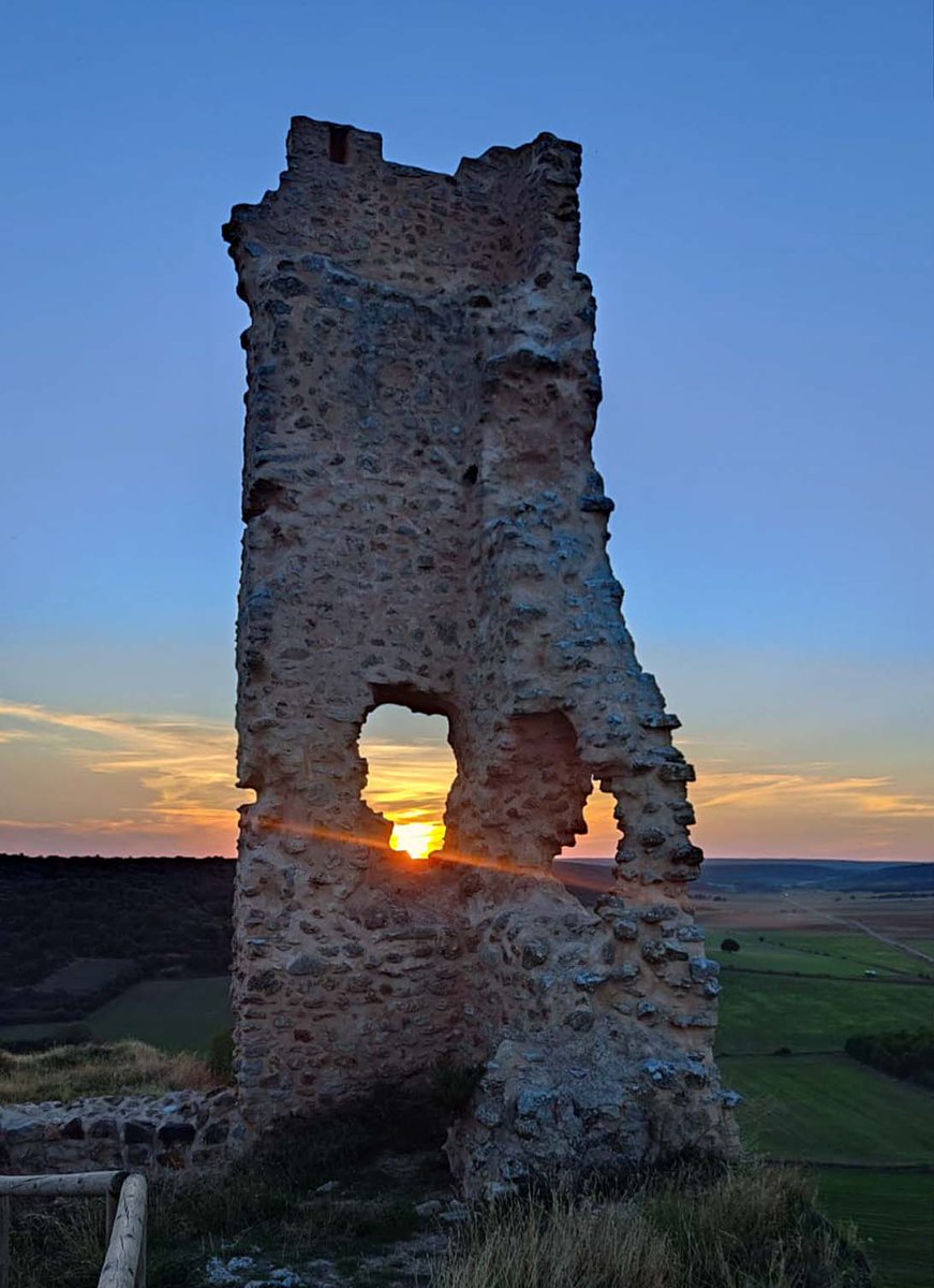 sorianitelaimag's tweet photo. ✅ Ver el atardecer desde #Calatañazor.
👉Su conservación y cuidado, su #castillo y sus murallas, hacen de esta  localidad uno de los pueblos medievales más bonitos de España.
🌐 https://t.co/JuYNtrsLoD
#castillomedieval #sorianitelaimaginas #turismocyl  #soria @dipsoria https://t.co/toFsBEPOZA