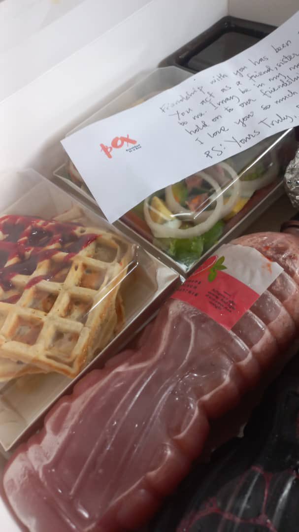 SandyRoseegbe51's tweet photo. I passed an order and @rikh_rahim delivered 🥰🥰. My sister was so amazed ,Happy &amp;Appreciated her note(ps: the hand writing is so beautiful, I bet it’s not yours 😌). 
Order breakfast for your loved ones and why not even for yourself? Very affordable and heavy. #breakfastinabox https://t.co/GCStGcQLYh