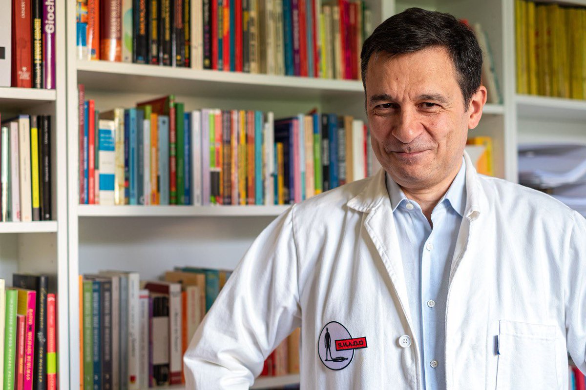 Radio3scienza's tweet photo. Galeotto fu un corso: così si sono incontrati l’amichevole chimico di quartiere @DarioBressanini e il fumettista @titofaraci. Ne è nato “ #DoctorNewtron. La scienza nel fumetto” @feltrinellied. Alle 11.30 lo sfogliamo in anteprima https://t.co/yE2KTLlXho