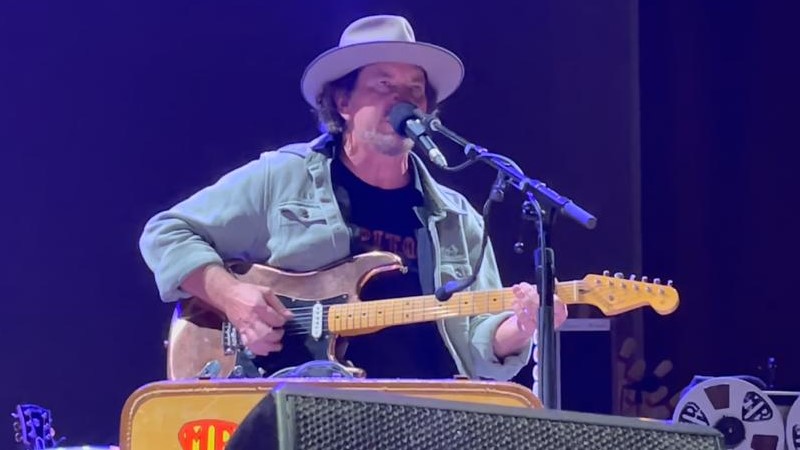 pearljamonline's tweet image. 🦋 @EddieVedder live at @BenaroyaHall, Seattle, WA. 
10/24/23 @EBResearch Partnership Benefit. 

Read more: pearljamonline.it/eddie-vedder-2…

#eddievedder #ebresearch #ebrp