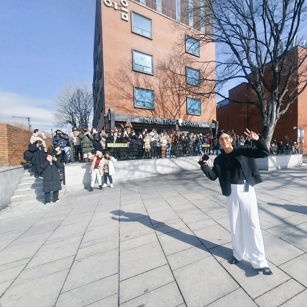 Just_for_Mew's tweet image. Many years have passed since I followed Mew Suppasit. Everybody knows that he has continued to develop without staying in one place. But there's one thing he hasn't changed. Yes, I want to say how much he loves his fans. 
There was a time when He had 10 fans. And it was 100 fans…