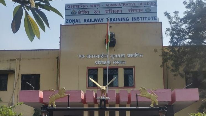 RailAnalysis's tweet image. Bhusawal Division became first to receive #NetZeroEnergyBuilding (#NZEB) #award by #BureauofEnergyEfficiency across #CentralRailway

Read more...news.railanalysis.com/bhusawal-divis…
 
#indianrailways #railway #electrical #infrastructure #BEE #certificate #project